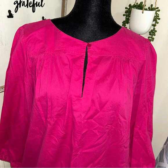 Fuschia old navy top with peep hole - Picture 2 of 7